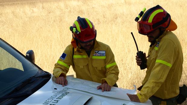 Dos agentes medioambientales consultan un mapa durante una salida