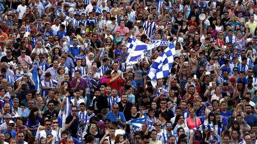 La afición del Leganés, el domingo en la plaza Mayor del municipio