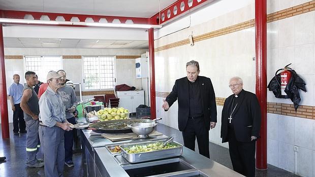 Imagen del cardenal Cañizares tomada en un centro que atiende a personas necesitadas