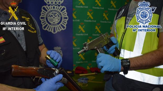 Armas que portaban los detenidos cuando fueron arrestados por la Policía y la Guardia Civil