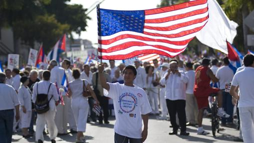 Un hombre agita una bandera de Estados Unidos en Miami