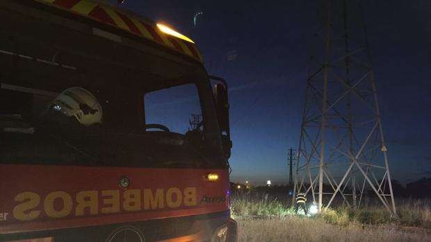 La torre de alta tensión junto a la que fue encontrada el cadáver del hombre