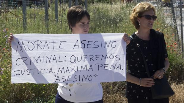 La madre y la hermana de Laura del Hoyo, una de las dos chicas asesinadas en Cuenca hace diez meses