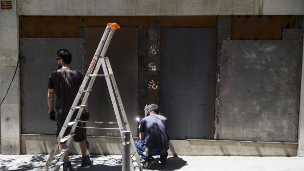 Ayer se reforzaron las planchas metálicas para blindar el local de Gracia