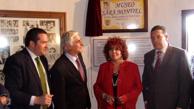 Sara Montiel en el Museo que lleva su nombre en su pueblo natal, Campo de Criptana, con los hermanos Lucas Torres y el expresidente regional, José María Barreda