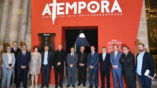 Las autoridades durante la inauguración de la muestra en la catedral de Sigüenza