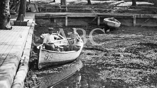 Foto antigua del estanque del Retiro, archivada en la hemeroteca de ABC