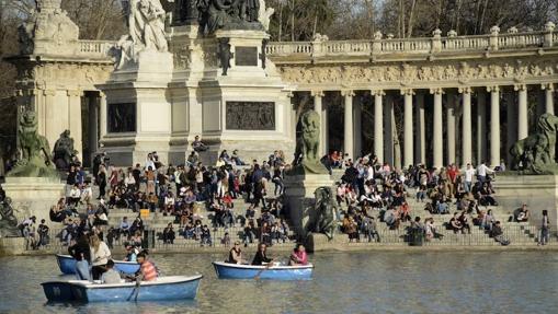 Visitantes del parque, de paseo en el Estanque Grande de El Retiro de Madrid