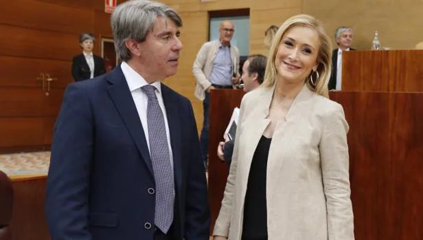 Cristina Cifuentes y su portavoz, Ángel Garrido, hoy en el Pleno de la Asamblea