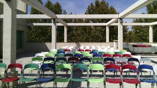 Todo está listo en la terraza de la Biblioteca para recibir buen cine en las noches de verano