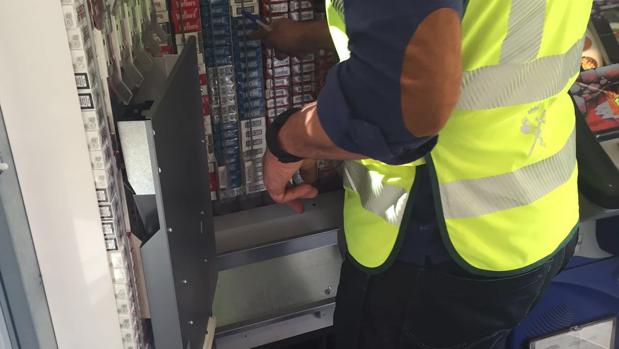 Guardia civil inspeccionando una máquina de tabaco en Teruel