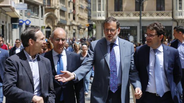 El presidente de gobierno en funciones Mariano Rajoy se da un paseo por el centro de Salamanca