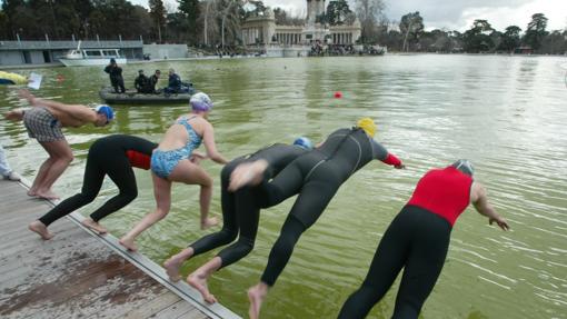 Una de las últimas ediciones de la Travesía Invernal a Nado de El Retiro