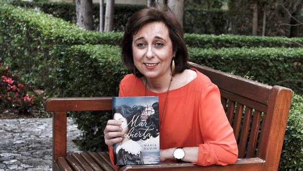 La autora María Gudín, en los jardines de la Casa Zorrilla, en Valladolid