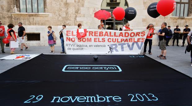 Imagen una protesta de extrabajadores de RTVV tomada este viernes frente al Palau de la Generalitat