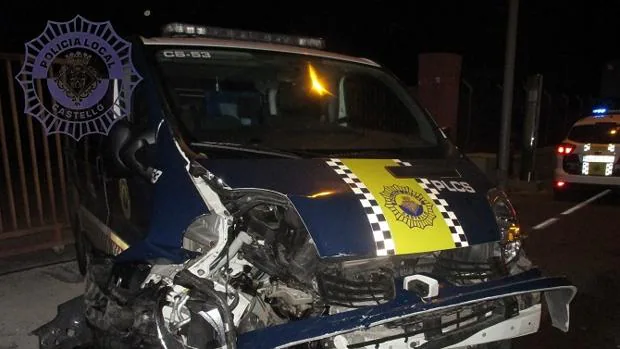 Imagen del vehículo de la Policía tras la colisión