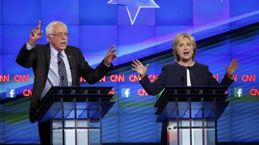 Bernie Sanders y State Hillary Clinton en el primer debate oficial demócrata