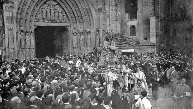 Imagen del traslado de la Virgen de los Desamparados tomada en 1919