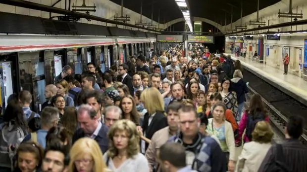 Un andén, atestado de viajeros del Metro de Madrid