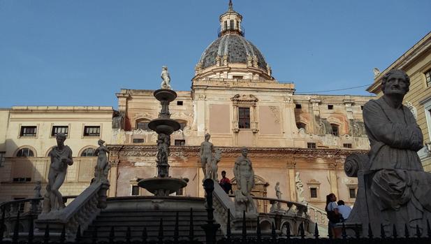 Palermo, Plazza Pretoria con la fuente de la Vergüenza