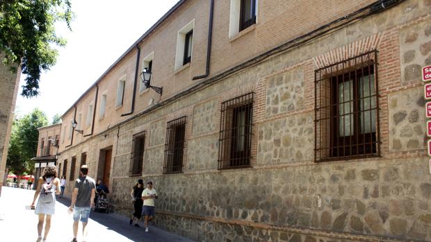 Fachada de la residencia universitaria «Santa María de la Cabeza»