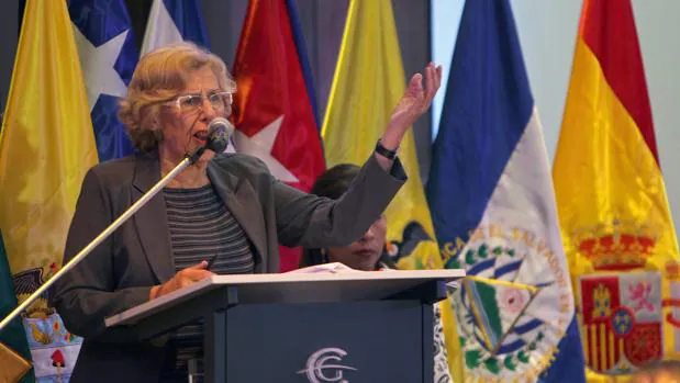 La alcaldesa de Madrid, Manuela Carmena, en una conferencia en Bolivia