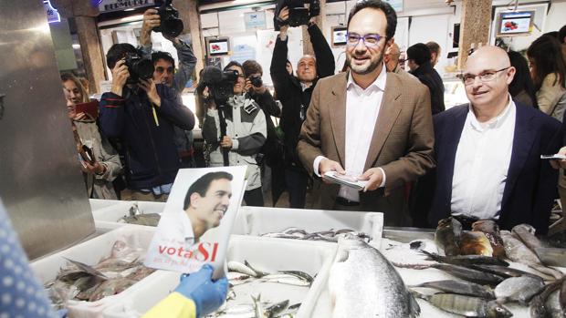 El portavoz socialista durante su recorrido por el Mercado de Abastos de Santiago