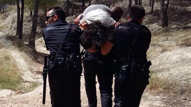 Los agentes, trasladando a la mujer tras ser puesta a salvo