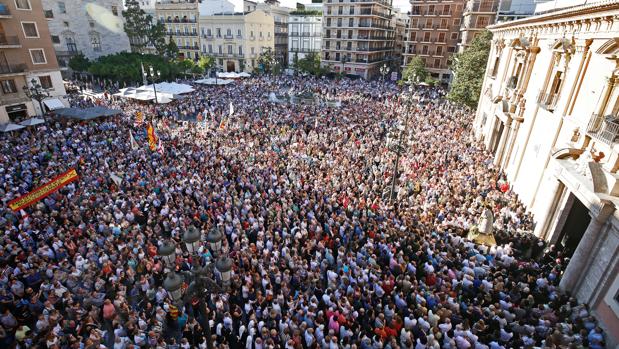 La imagen peregrina de la Mare de Déu llega a la abarrotada plaza de la Virgen