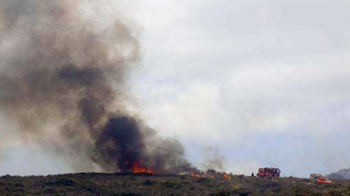 El fuego avanza mientras los bomberos tratan de extinguirlo