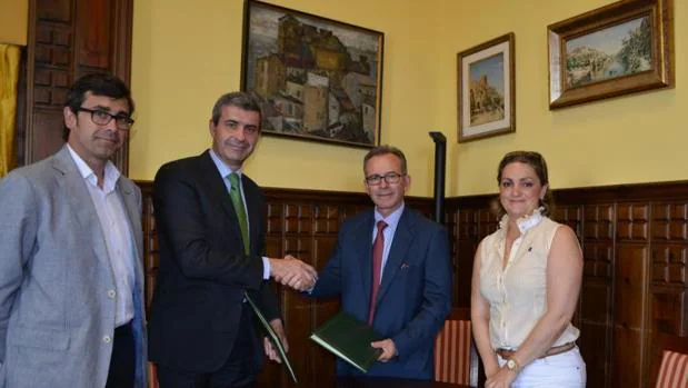 Álvaro Gutiérrez y Antonio Fernández tras firmar el acuerdo
