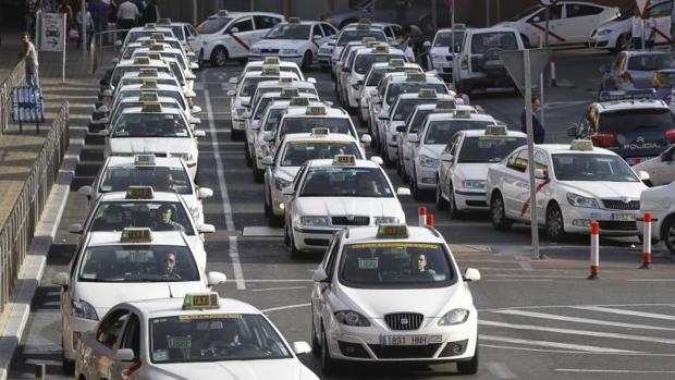 Decenas de taxis hacen cola en las proximidades de la estación de Atocha