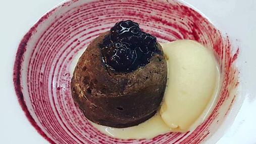 Coulant de chocolate con frutos rojos y helado de baileys.