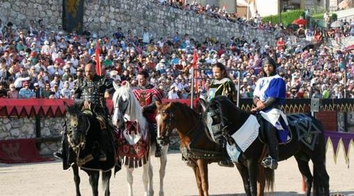 Caballeros medievales a cabo durante un torneo medieval