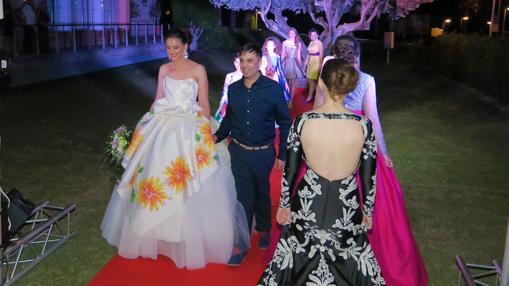 El diseñador alicantino, con las modelos que tomaron parte en el desfile