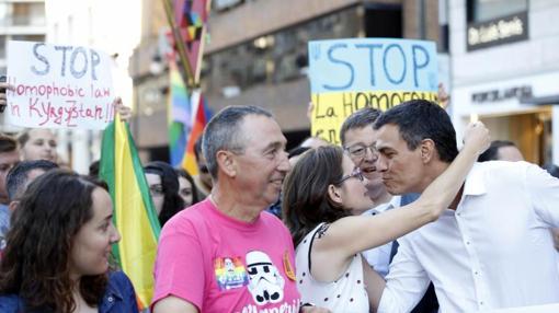 Oltra y Sánchez se saludan ante Baldoví y Puig durante la manifestación