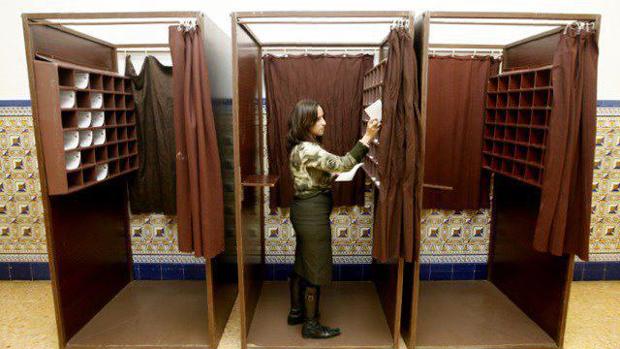 Cabinas en un colegio electoral de Valencia, en las elecciones de 2015