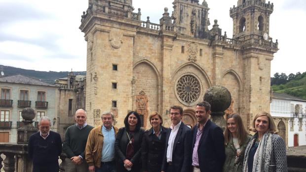 Barreiro, Candia, Feijóo y Cospedal, ayer en Mondoñedo durante un paseo electoral