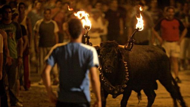 Imagen de archivo de un toro embolado en las fiestas de Villarreal