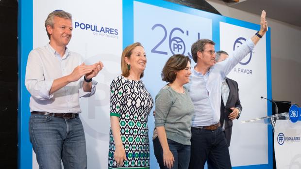 El presidente de la Xunta junto a Soraya Sáenz de Santamaría durante un mitin en Cambados