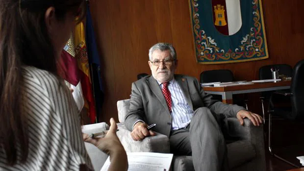 El concsejero de Educación, Ángel Felpeto, durante la entrevista