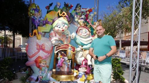 El artista Sergio Gómez junto al monumento de La Cerámica, segundo premio.