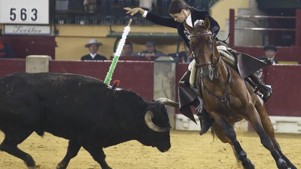 La rejoneadora Lea Vicens, en el cartel que el 3 de julio abrirá la turolense Feria del Ángel