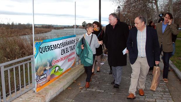 Parlamentarios europeos con miembros de la Plataforma en Defensa del Tajo durante su visita a Talavera en febrero