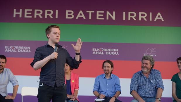 El politólogo Owen Jones en el acto de Unidos Podemos en Vitoria