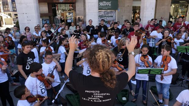 La orquesta In Crescendo ha actuado este martes en la Plaza Mayor de Valladolid