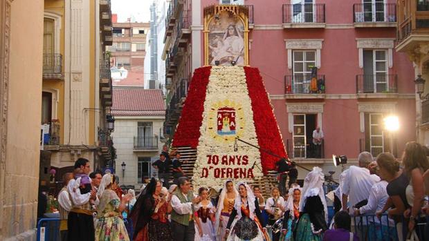 Un momento de la Ofrenda a la Virgen en Alicante.