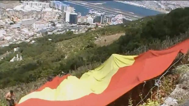 Miembros de VOX desplegando la bandera española cerca de la cima del Peñón