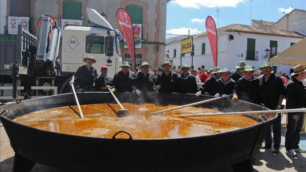 Cada año se reparten miles de raciones de pisto manchego en la localidad