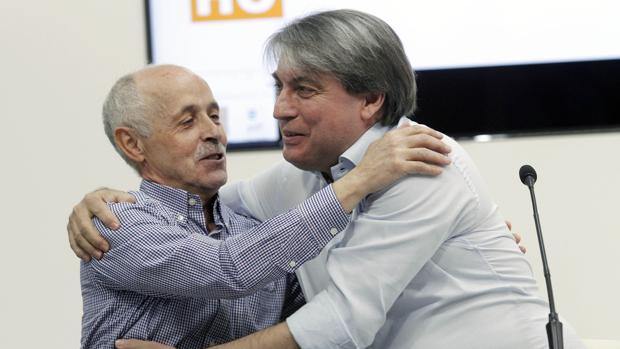 Policarpo Sánchez abraza a Guillermo Suils, un relojero de la plaza del Sol de Madrid que nunca pasó por Catalunya, y cuyo documento familiarse encontraba hasta hace poco en el archivo catalán